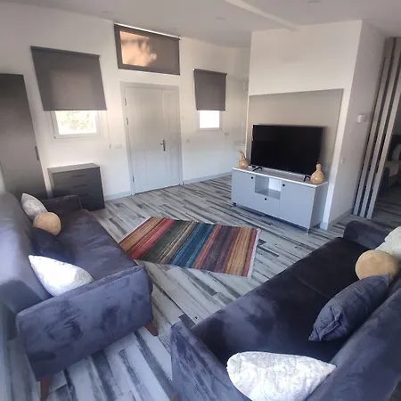 호텔 La Brezza & 아크얄라